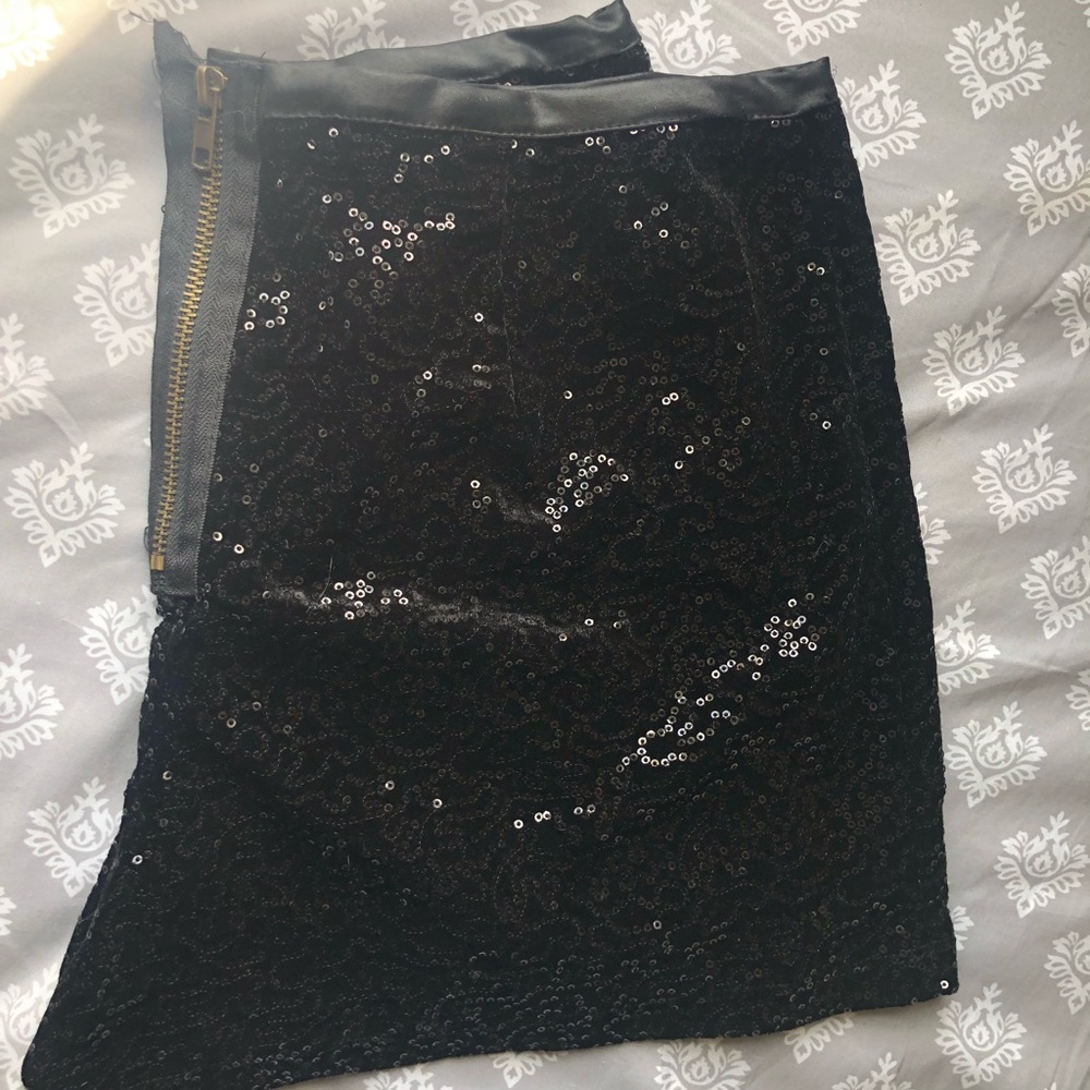Small sequin shorts - Picture 2 of 3